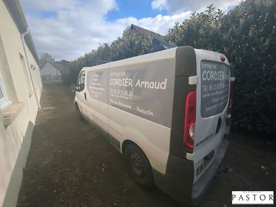 une camionnette garée devant une maison