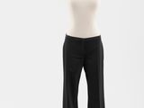 une photo d'un mannequin portant un pantalon noir et un haut blanc