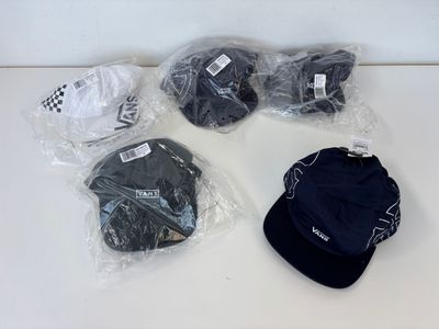un chapeau, une casquette et d'autres objets posés sur une table