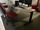 un bureau d'ordinateur sur lequel sont posés deux écrans et une imprimante