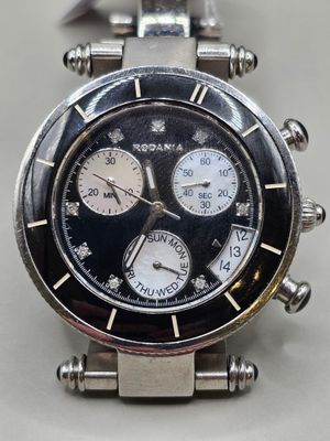 gros plan d'une montre sur une surface blanche