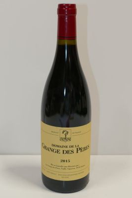 une bouteille de vin posée sur une table