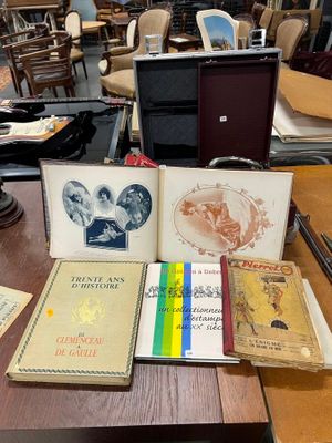 de nombreux livres posés sur une table dans une bibliothèque