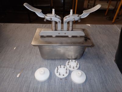 une image représentant une machine posée sur une table