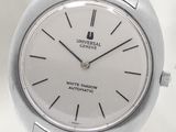 une montre-bracelet en argent avec un cadran blanc
