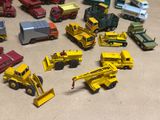 beaucoup de petits camions jouets posés sur la table