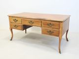 un bureau en bois avec deux tiroirs et un tiroir en dessous