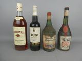 trois bouteilles de boissons alcoolisées différentes sont alignées les unes à côté des autres