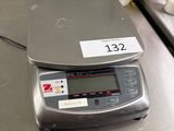 une image représentant une balance sur laquelle est posée une étiquette de prix