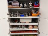 une armoire contenant de nombreux outils différents