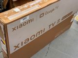 a box that is sitting on the floor in the room