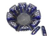 un bol en verre bleu dans lequel se trouve un stylo
