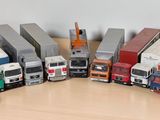 un grand nombre de camions jouets posés sur une table