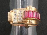 une image représentant une bague en or sertie de pierres rouges et blanches