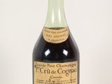 une bouteille de vin posée sur une table