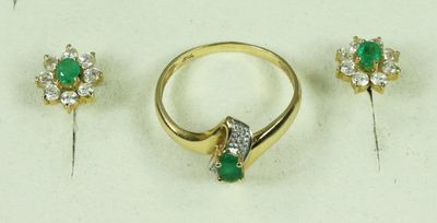 trois bijoux, dont une bague, des boucles d'oreilles et une bague