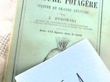 un livre sur lequel est posée une photo d'une plante