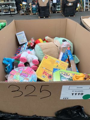 une boîte en carton remplie de jouets en vente dans un magasin