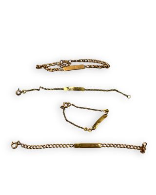 un ensemble composé de trois bracelets en or et d'un bracelet à chaîne