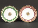 une paire d'assiettes ornées de motifs verts et dorés