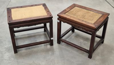 paire de tables d'appoint chinoises anciennes avec des plateaux en rotin