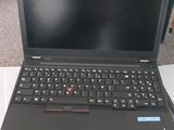 un ordinateur portable Lenovo ThinkPad avec un clavier et une souris posés dessus