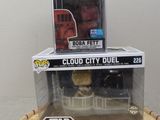 Deux figurines Pop Vinyl de Star Wars sont posées sur une table