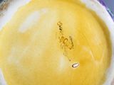 un bol de nourriture posé sur une table