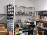 une pièce remplie de boîtes et d'étagères