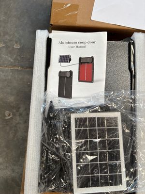 une boîte contenant un panneau solaire et un stylo