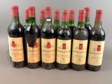 six bouteilles de vin sont alignées sur une table