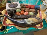 un bol de nourriture posé sur une table, à côté d'autres objets