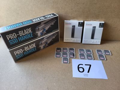 Deux boîtes de jeux Nintendo Wii sont posées sur une table