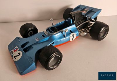 une maquette de voiture de course posée sur une surface blanche