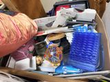 une boîte en carton remplie d'objets qui se trouvent dans une pièce
