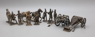 un grand nombre de figurines sur une table