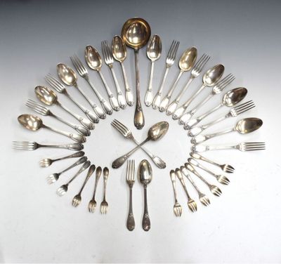 un grand nombre de cuillères et de fourchettes en argent disposées en cercle