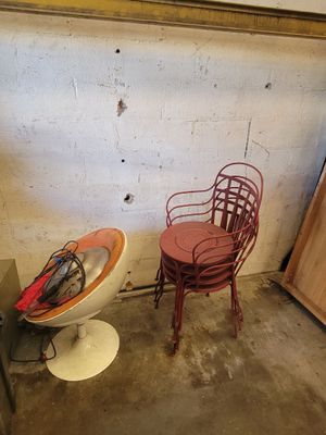 une chaise et une table dans une pièce, près d'un mur