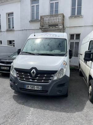 une camionnette blanche garée à côté d'une camionnette blanche dans un parking