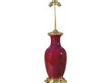 une image représentant un vase rouge surmonté d'une croix