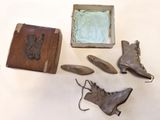 une boîte de vieilles chaussures et une boîte de vieilles chaussures