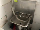 un lavabo dans un coin d'une petite salle de bains