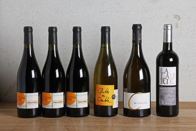 six bouteilles de vin sont alignées sur une table en bois