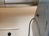 un tuyau métallique fixé au mur