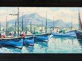 tableau représentant des bateaux dans un port, avec des montagnes en arrière-plan