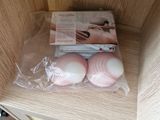 deux oignons dans un sac en plastique posé sur une étagère en bois