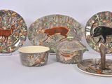 quatre assiettes et tasses différentes ornées d'animaux