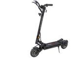 une trottinette électrique noire sur fond blanc
