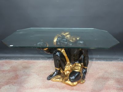une photo d'une table en verre sur laquelle se trouve une statue