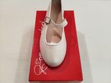 une boîte sur laquelle est posée une paire de chaussures blanches